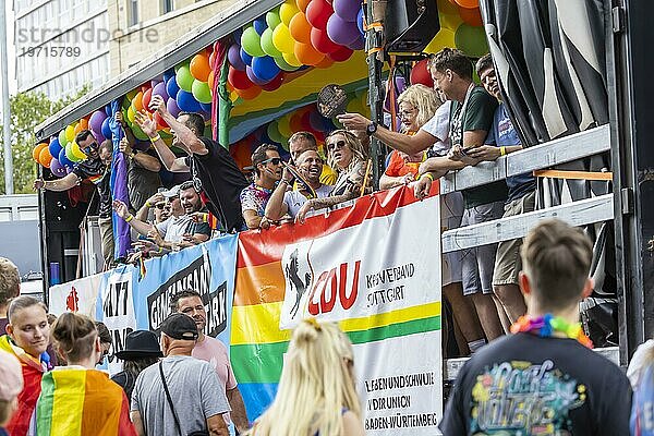 Wagen der Partei CDU. Christopher Street Day  Pride Demonstration als Zeichen für Vielfalt  Respekt  Akzeptanz und Gleichberechtigung  Stuttgart  Baden-Württemberg  Deutschland  Europa
