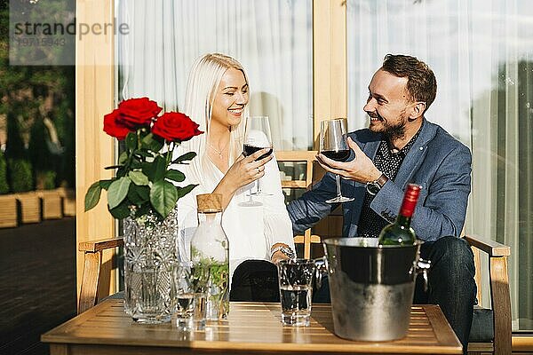Glückliches Paar genießt Getränke im Restaurant