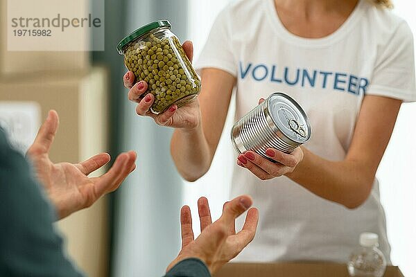 Freiwillige  die bedürftigen Menschen mit Lebensmitteln helfen