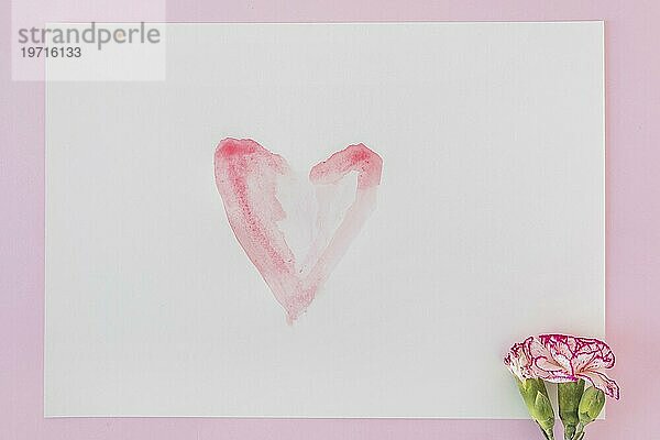 Frisches wunderschönes Blütenpapier mit gemaltem Herz