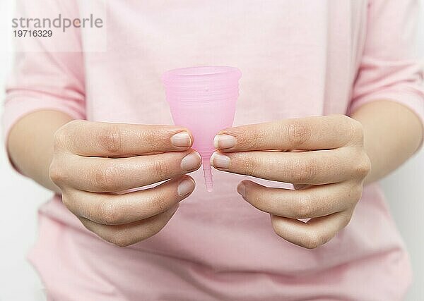 Nahaufnahme Hände halten Menstruationstasse