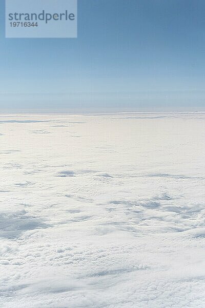 Flauschige Wolken vom Flugzeug aus gesehen