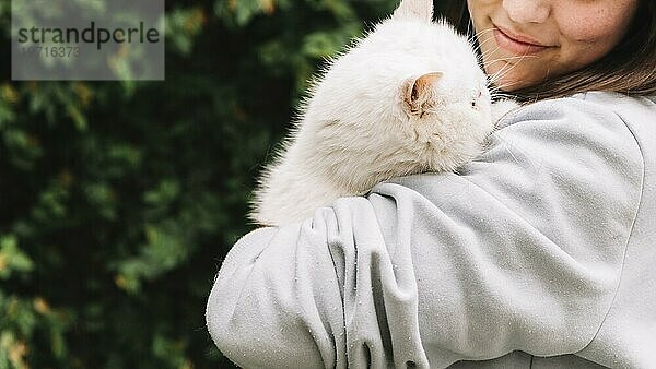 Glückliches junges Mädchen posiert mit ihrer Katze