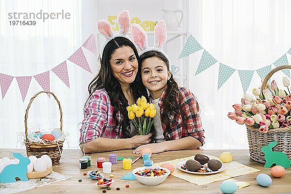 Porträt glückliche Tochter mit ihrer Mutter feiern Ostern Tag
