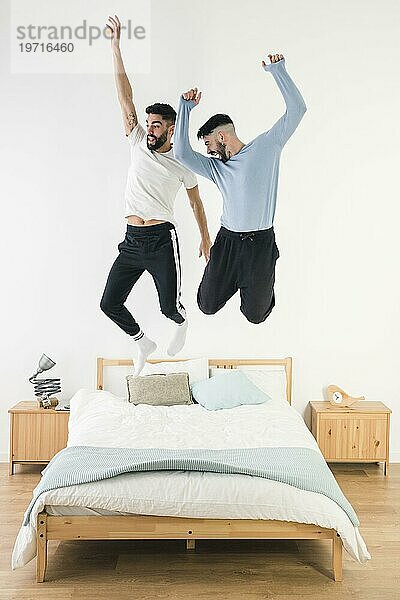 Homosexuelles Paar springt Bett Schlafzimmer