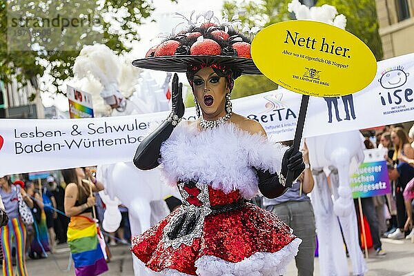 Dragqueen. Christopher Street Day  Pride Demonstration als Zeichen für Vielfalt  Respekt  Akzeptanz und Gleichberechtigung  Stuttgart  Baden-Württemberg  Deutschland  Europa