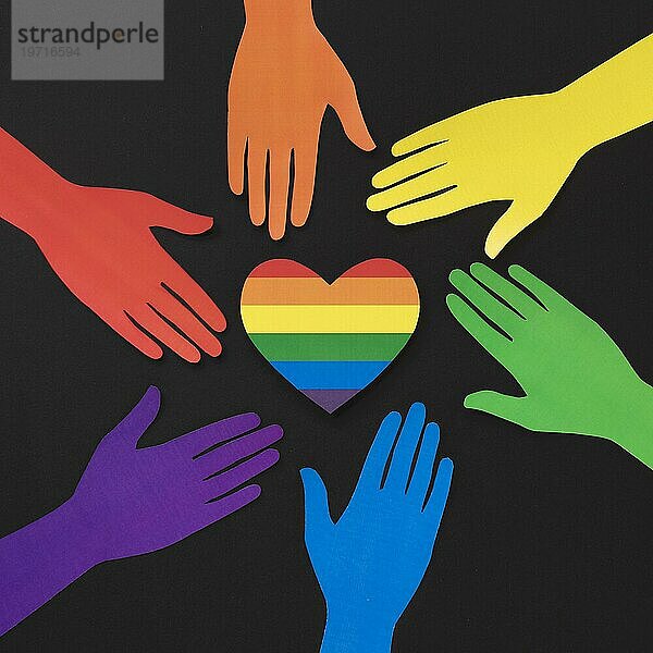 Diversity Zusammensetzung verschiedene farbige Papier Hände mit Regenbogen Herz
