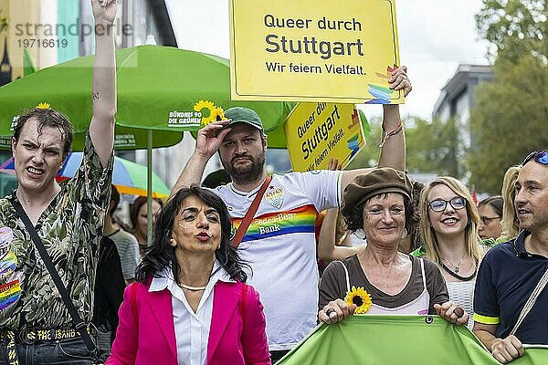 Gruppe der Partei Grüne  Landtagspräsidentin Muhterem Aras (links) .Christopher Street Day  Pride Demonstration als Zeichen für Vielfalt  Respekt  Akzeptanz und Gleichberechtigung  Stuttgart  Baden-Württemberg  Deutschland  Europa