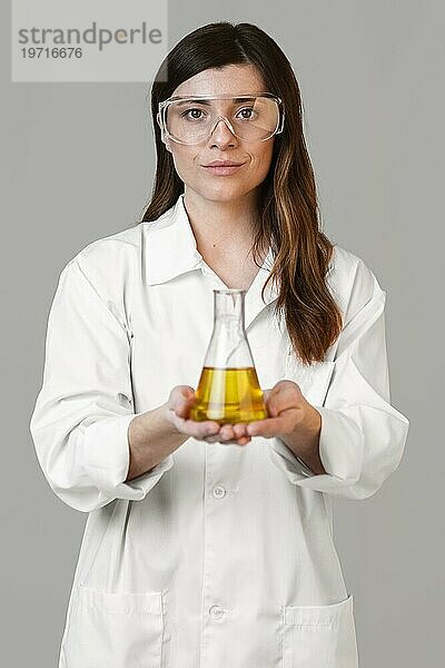 Vorderansicht Wissenschaftlerin mit Schutzbrille Reagenzglas