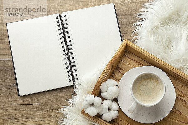 Draufsicht Notizbuch mit Tasse Kaffee Baumwolle Blumen