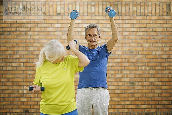 Großeltern trainieren im Fitnessstudio