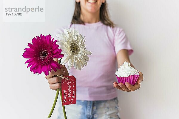 Mädchen hält Blumen mit glücklichen Mütter Tag Inschrift