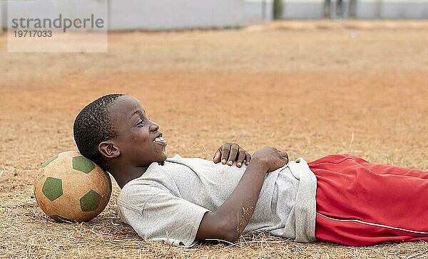 Porträt afrikanisches Kind mit Fußball