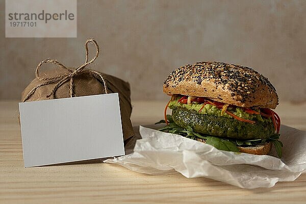 Vorderansicht eines Burgers mit Lieferpaket