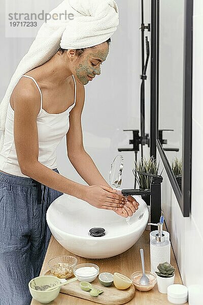 Frau wäscht natürliche Inhaltsstoffe von ihren Händen ab