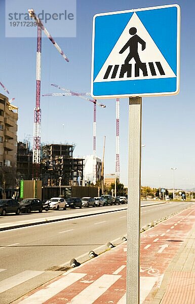 Close up Fußgänger Warnzeichen städtischen Straße mit Baustelle