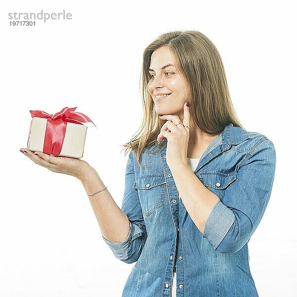 Porträt glückliche Frau suchen Geschenk weißem Hintergrund