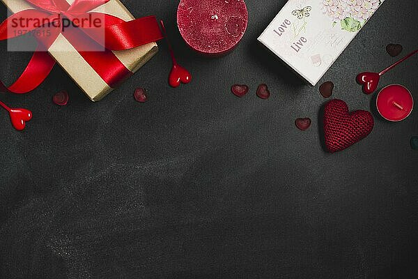 Valentine s Tag liefert schwarzem Hintergrund