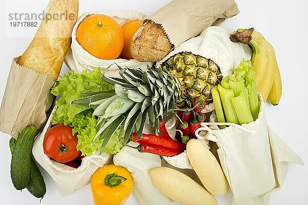 Draufsicht Obst Gemüse Mehrwegtaschen mit Brot