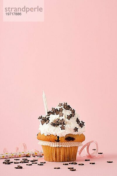 Vorderansicht Cupcake mit Zuckerguss Kerze