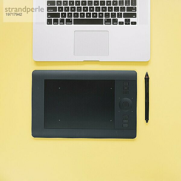 Draufsicht Grafik digitales Tablet Laptop gelbe Oberfläche