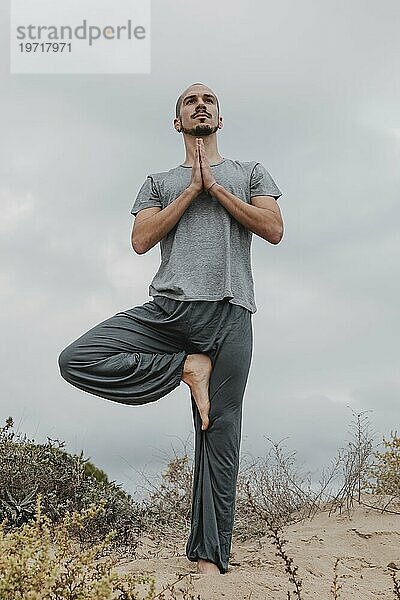 Vorderansicht Mann außerhalb der Yogaposition
