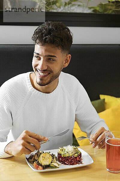 Mittlere Aufnahme Smileymann mit Essen