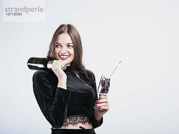 Charmante Frau mit Champagnerparty