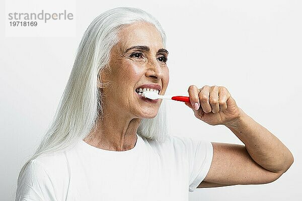 Schöne Frau mit Zahnbürste
