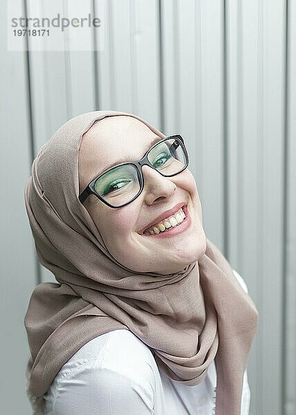 Lächelnde Frau mit Brille