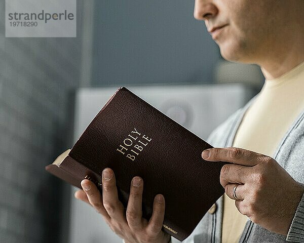 Seitenansicht Mann liest aus der Bibel