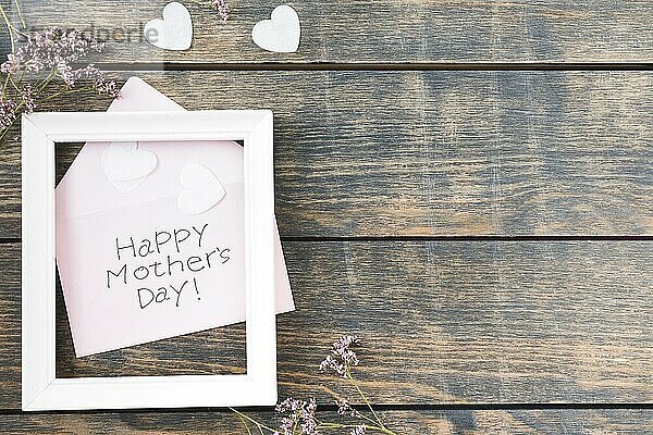 Glückliche Mütter Tag Inschrift mit Rahmen Blumen