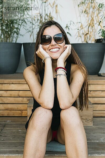 Portrait glückliche junge Frau mit Sonnenbrille