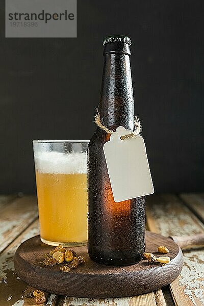 Vorderansicht Bier Glasflasche mit Tag Nüsse