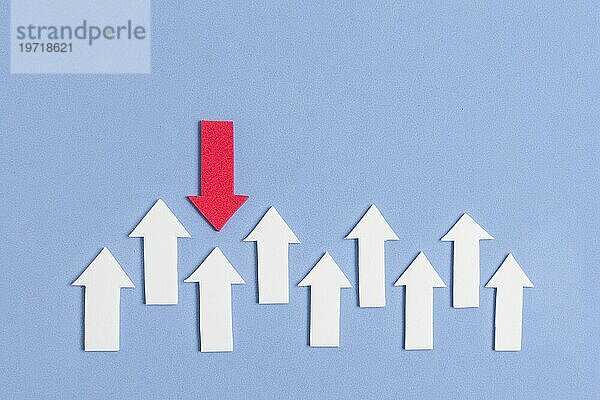 Deutlich sichtbare rote Pfeile  die auf weiße Pfeile zeigen