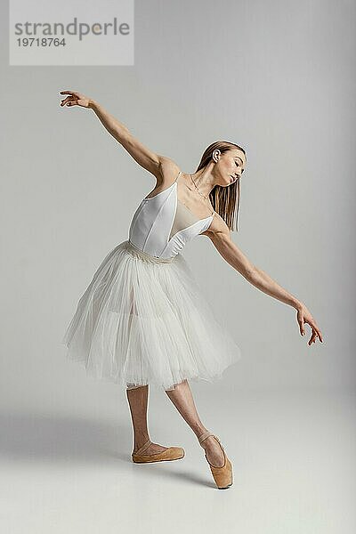 Schöne Frau beim Ballett Vollbild