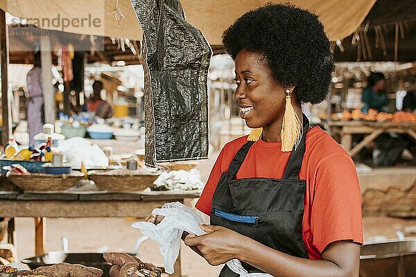 Seitenansicht fröhlicher afrikanischer Frauenmarkt