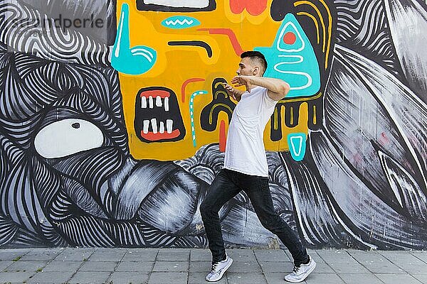 Junger Mann Breakdance kreativ texturiert
