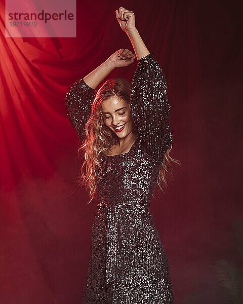 Schöne Frau lächelnd tanzen roten Vorhang Hintergrund