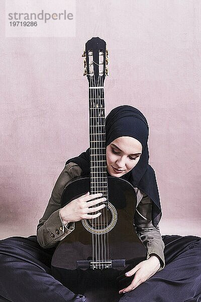 Portrait arabische Frau mit Gitarre 2