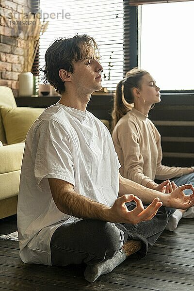 Vollbild Paar meditiert zusammen
