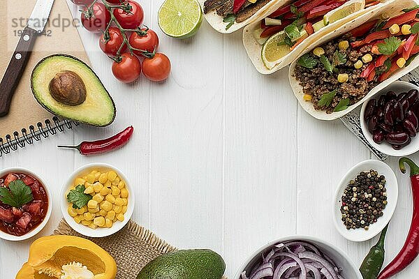 Draufsicht auf eine Auswahl frischer mexikanischer Speisen  die serviert werden können