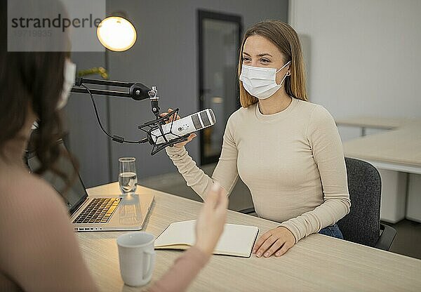 Zwei Frauen unterhalten sich über Funk