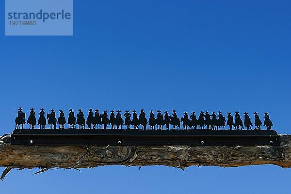 Figuren  Silhouette  von Cowboys und Viehtreibern an Eingang einer Farm  New Mexico  USA  Nordamerika