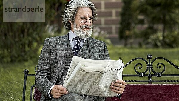 Vorderansicht moderner Mann  der Zeitung liest