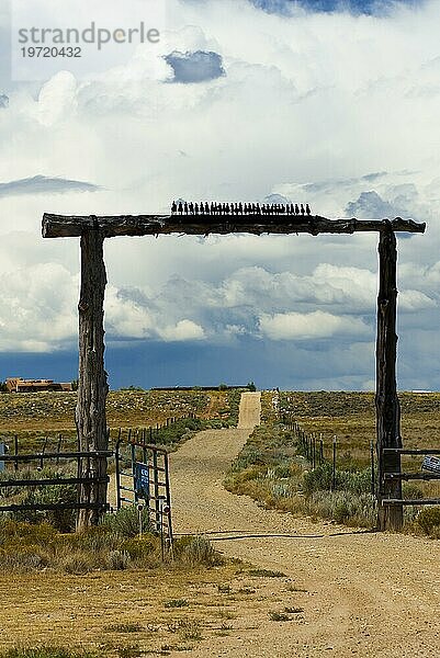 Figuren  Silhouette  von Cowboys und Viehtreibern an Eingang einer Farm  New Mexico  USA  Nordamerika