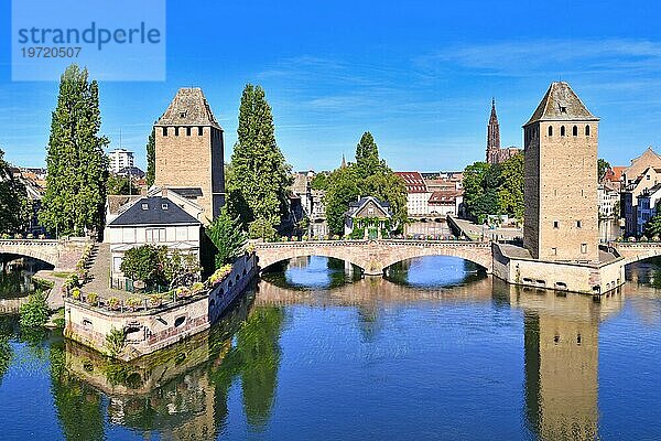 Historischer Turm der Brücke Ponts Couvert als Teil der im 13. Jahrhundert errichteten Verteidigungsanlagen über die Ill im Straßburger Stadtviertel Petite  Straßburg  Frankreich  Europa