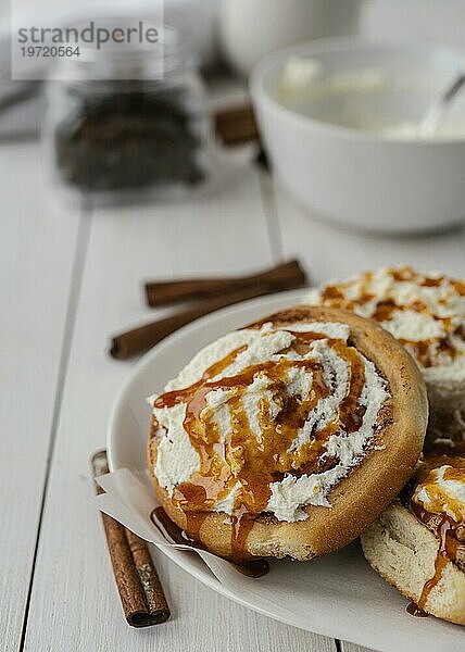 Hohe Winkelplatte mit Zimtschnecken