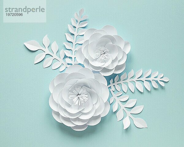 Draufsicht weiße Papierblumen Frauentag
