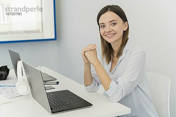 Porträt junge Frau Wissenschaftlerin ihr Laptop